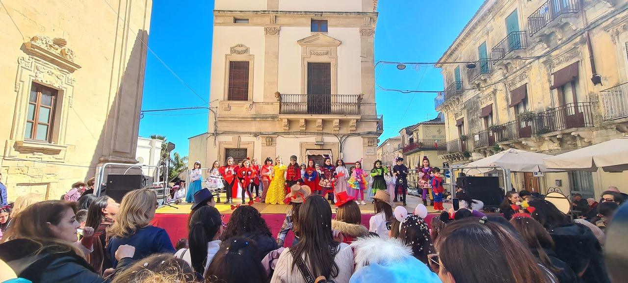 Animazione Piazza Municipio ragazzi Istituto Pietro Carrera - Spazio Danza Martina Modica