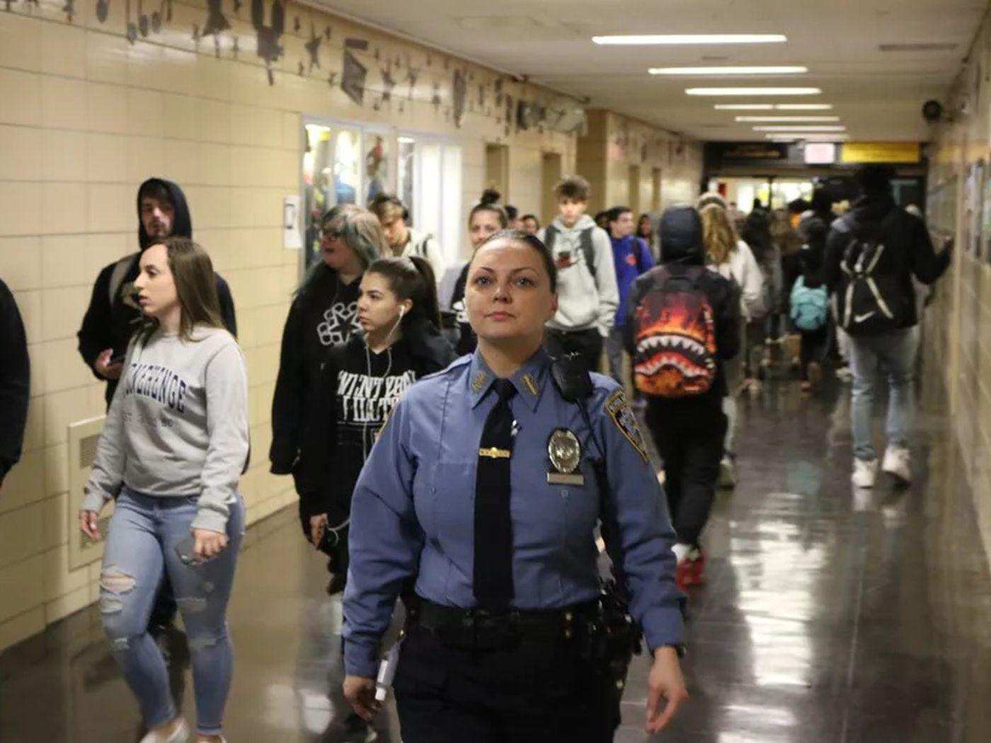 Un fonctionnaire de la police de New York défend le droit des officiers à flirter avec le public