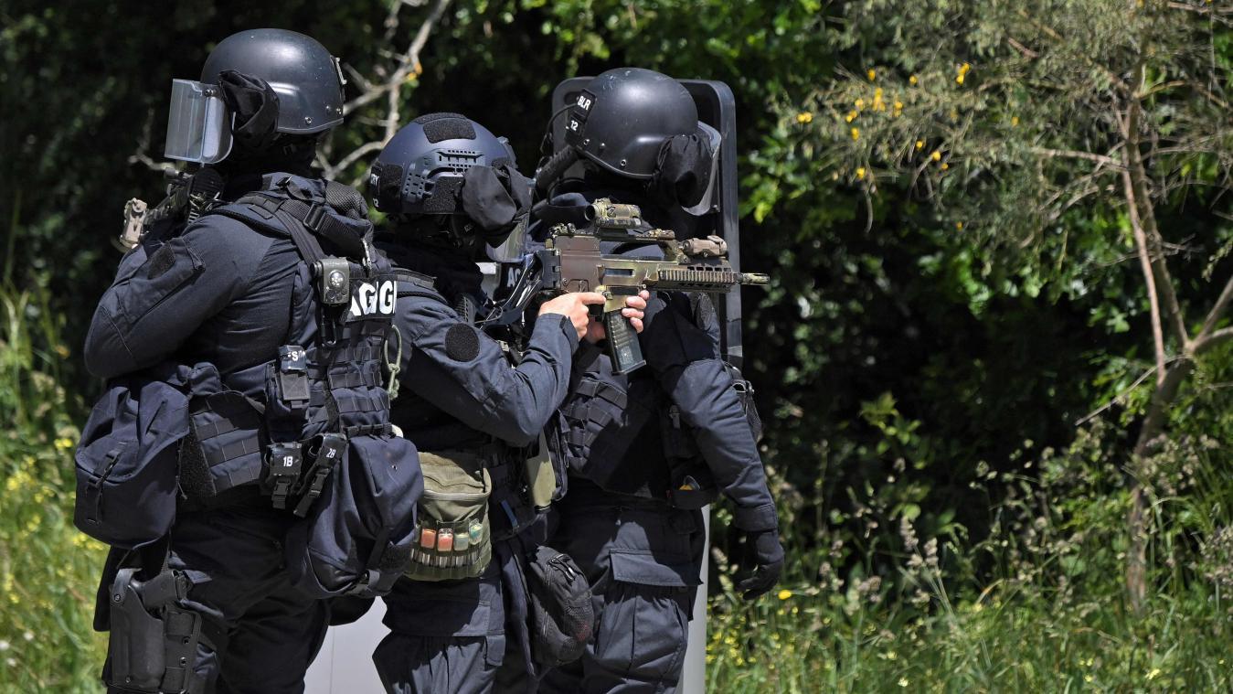 Une policière poignardée et un agresseur appréhendé en France