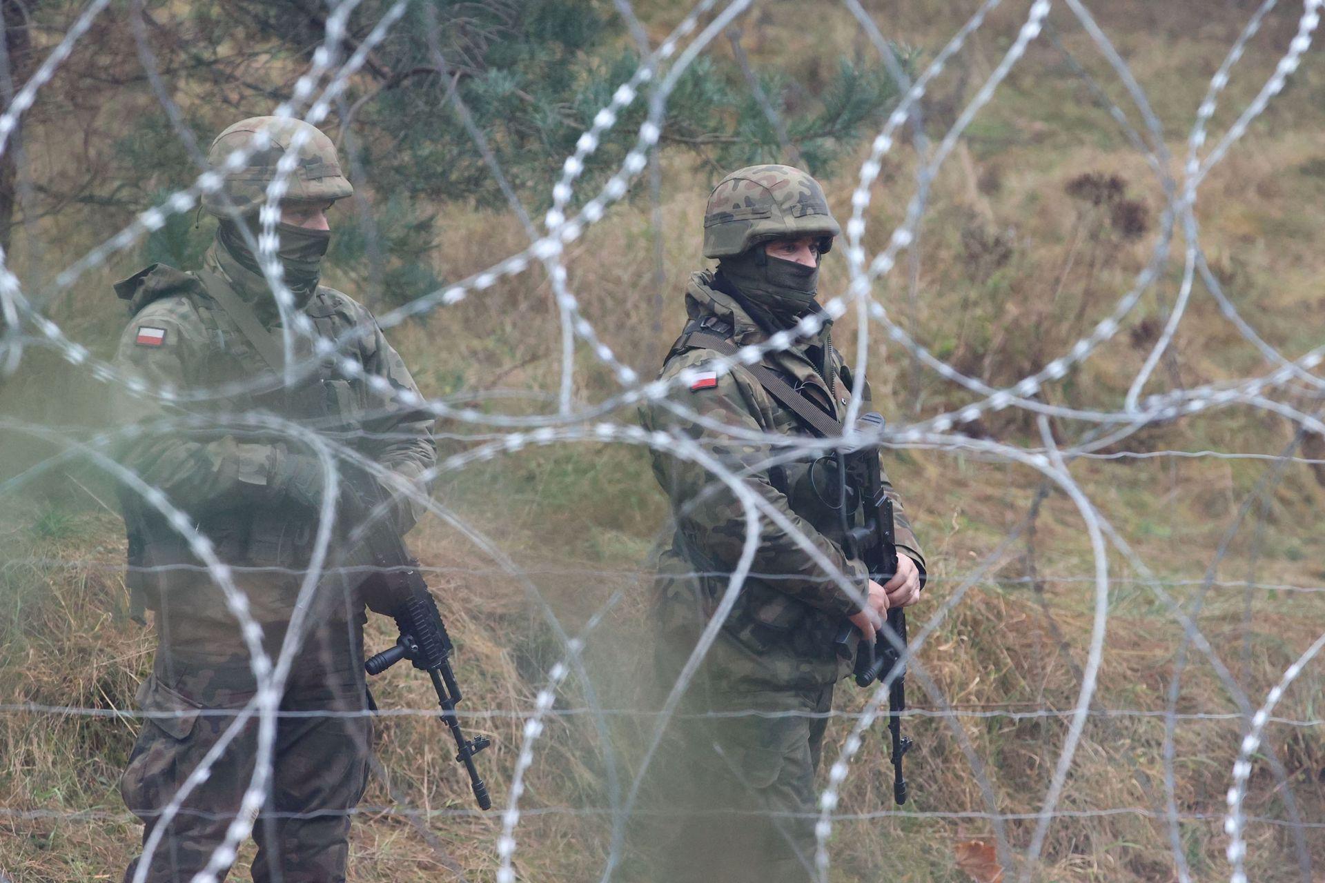 Pologne : la tension monte à la frontière entre la police et des centaines de migrants
