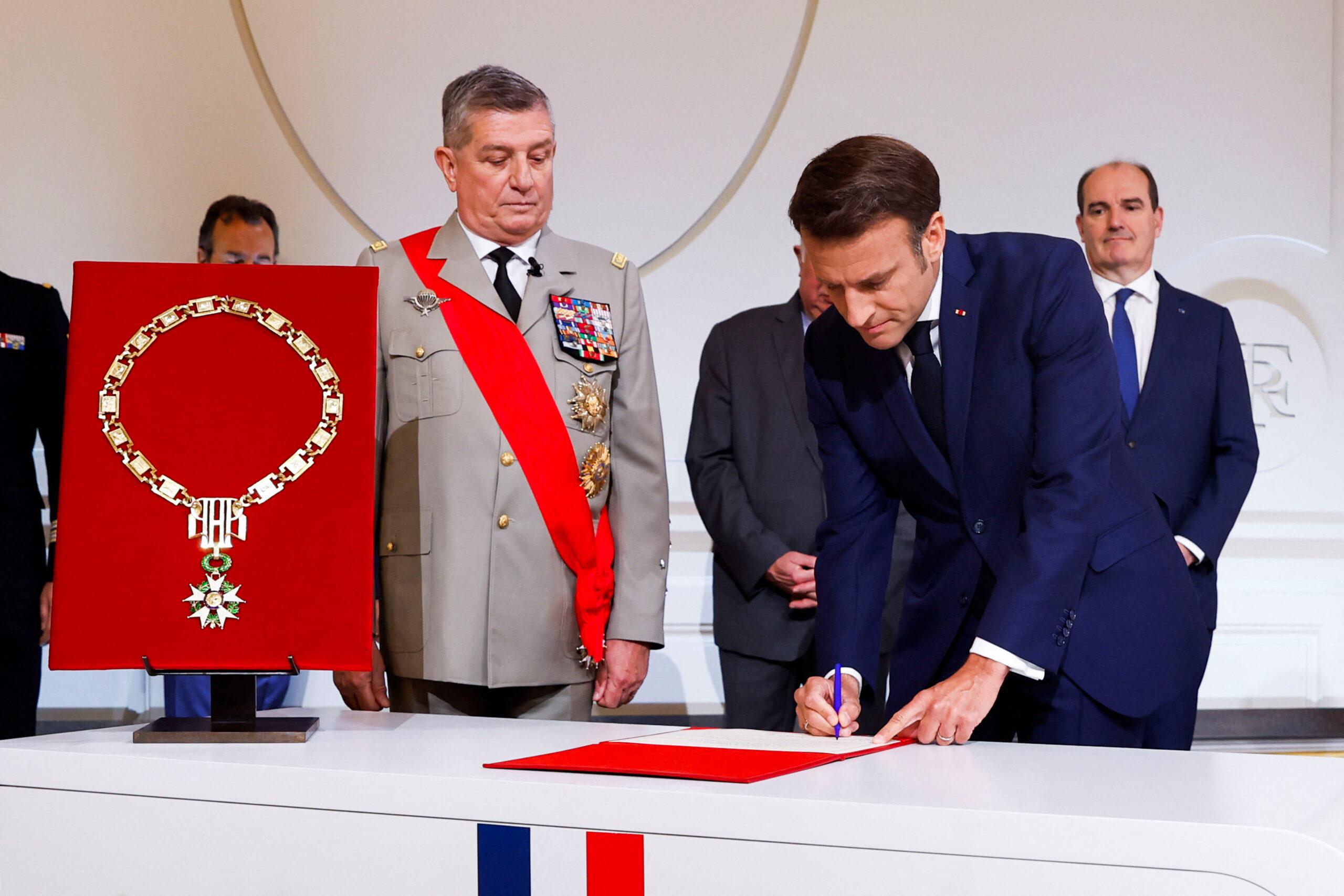 Emmanuel Macron promet de « léguer une planète plus vivable » et « une France plus forte ».