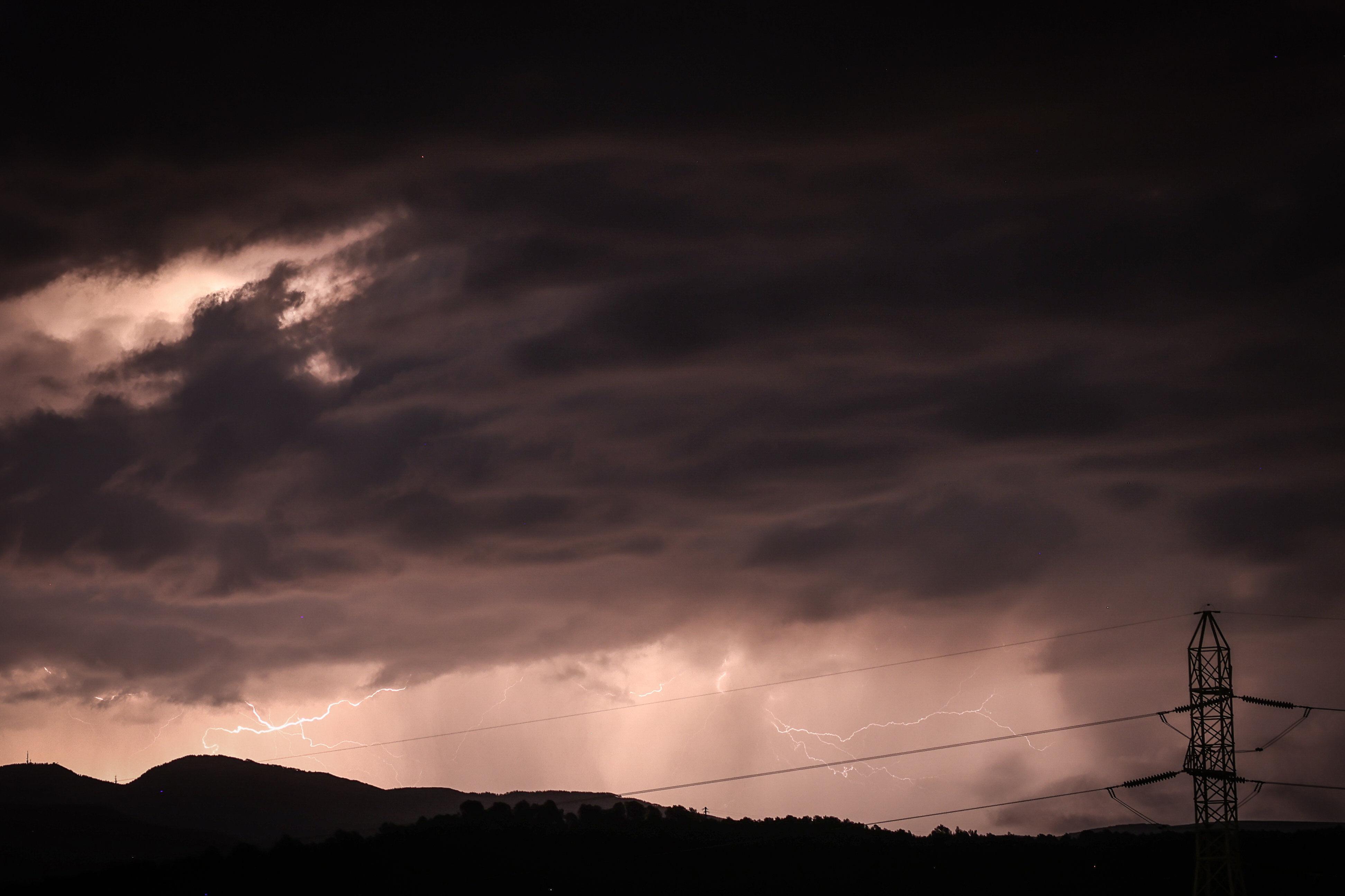 Alerte aux orages et à la canicule dans plusieurs régions de France