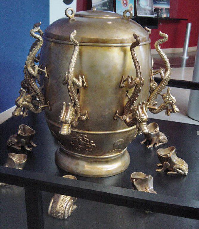 http://upload.wikimedia.org/wikipedia/commons/a/ae/EastHanSeismograph.JPG?uselang=fr