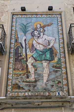 Raffigurazione murale del Patrono S. Cristofero (in ceramica di Caltagirone)
