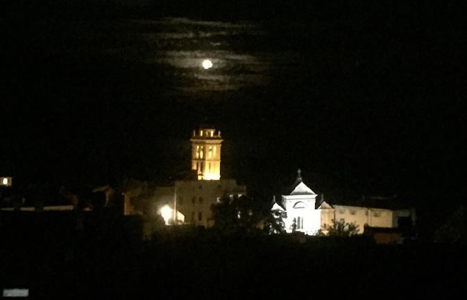 La photo du jour : la Lune comme un point sur i au dessus de Santa Maria