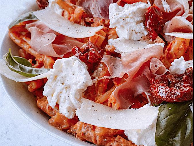 Â table : Casarecce, tomates séchées, ricotta, jambon de Parme et basilic, avec la petite cuisine de Marie
