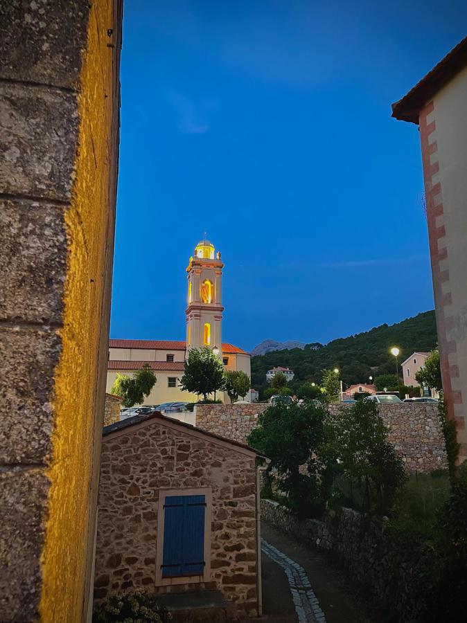 La photo du jour : la nuit tombe sur le village de Piana et son église