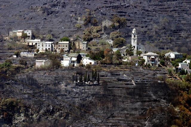 31 août 2003 à Santa Maria di Lota : un énorme brasier de la montagne à la mer