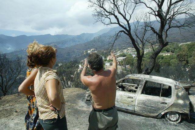 31 août 2003 à Santa Maria di Lota : un énorme brasier de la montagne à la mer 31 août 2003 à Santa Maria di Lota : un énorme brasier de la montagne à la mer