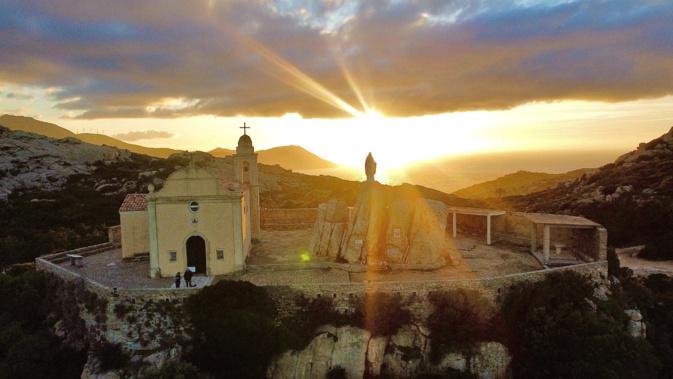 La photo du jour : la lumière de Notre-Dame de la Serra