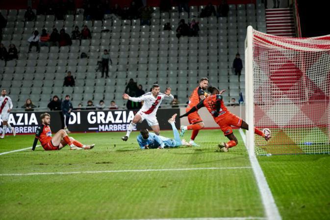 L’AC Ajaccio fait tomber le leader Laval (2-0) L’AC Ajaccio fait tomber le leader Laval (2-0)