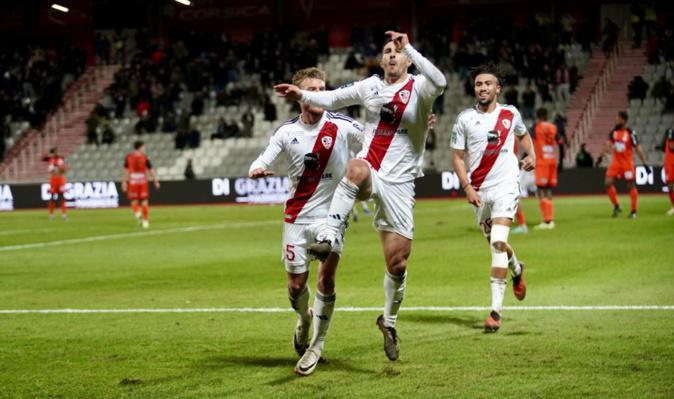 L’AC Ajaccio fait tomber le leader Laval (2-0) L’AC Ajaccio fait tomber le leader Laval (2-0)