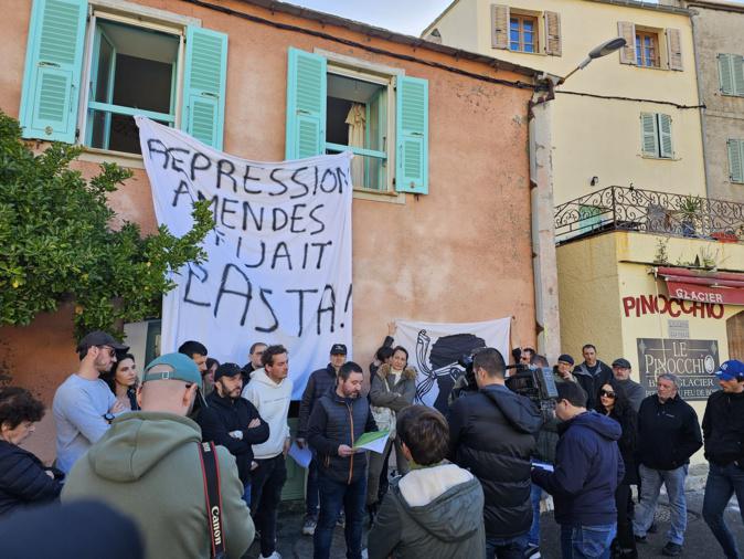 Banderoles sur la maison de Dupond-Moretti à Centuri : Core in Fronte dénonce les "mécanismes répressifs" de l'État en Corse 