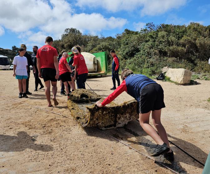 Bonifacio : Plus de 4 tonnes de déchets retrouvés dans les fonds marins du golfe de Sant'Amanza Bonifacio : Plus de 4 tonnes de déchets retrouvés dans les fonds marins du golfe de Sant'Amanza