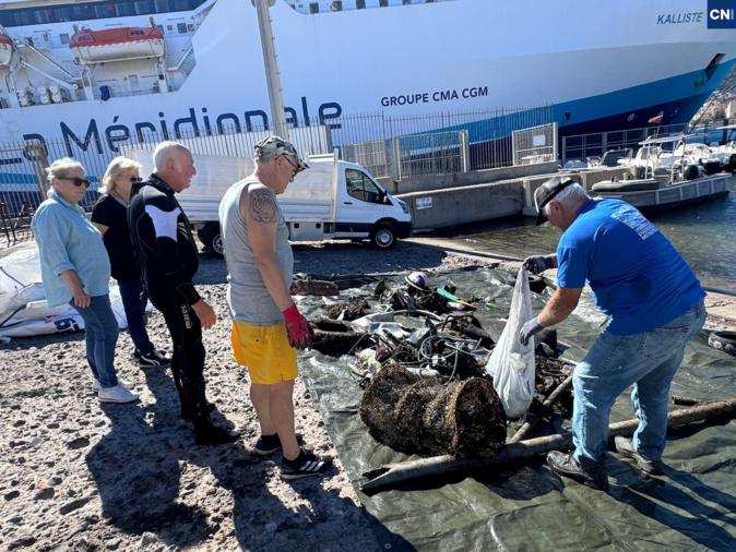 Opération de nettoyage pour un "port propre" à Lisula