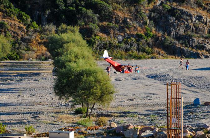 Un petit avion, type ULM, se pose en urgence sur la plage de Porto