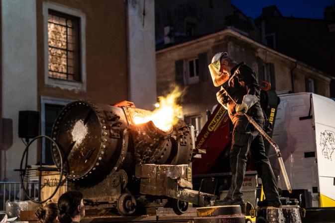 EN IMAGE. La nouvelle cloche de la cathédrale d'Ajaccio coulée devant des centaines de personnes