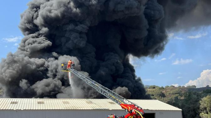 Sarrola-Carcopino : un important incendie en cours, la mairie appelle la population à se confiner