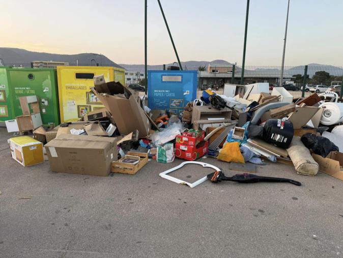 Ajaccio : un dépôt sauvage à proximité de la déchèterie du Syvadec Ajaccio : un dépôt sauvage à proximité de la déchèterie du Syvadec