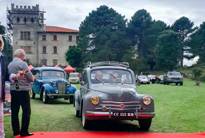 Le château de Quenza sublimé par un rassemblement de véhicules d'époque Le château de Quenza sublimé par un rassemblement de véhicules d'époque