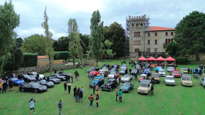 Le château de Quenza sublimé par un rassemblement de véhicules d'époque