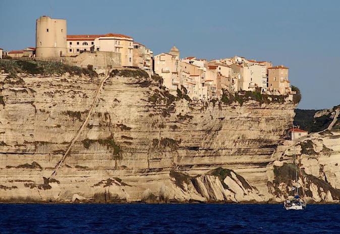 Bonifacio : le tribunal administratif de Bastia annule l’interdiction d’habiter deux immeubles des falaises