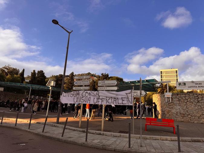Interdiction de la langue corse lors des débats à l'Assemblée : la mobilisation des lycéens s’intensifie Interdiction de la langue corse lors des débats à l'Assemblée : la mobilisation des lycéens s’intensifie