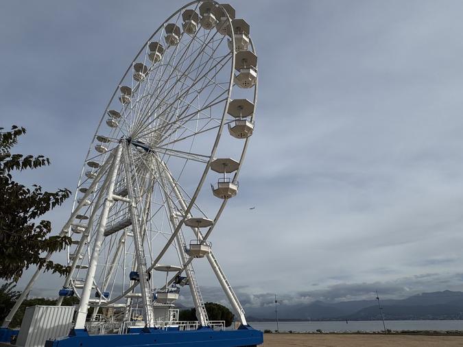 Ajaccio : la grande roue fait son grand retour et inaugure un Noël réinventé Ajaccio : la grande roue fait son grand retour et inaugure un Noël réinventé