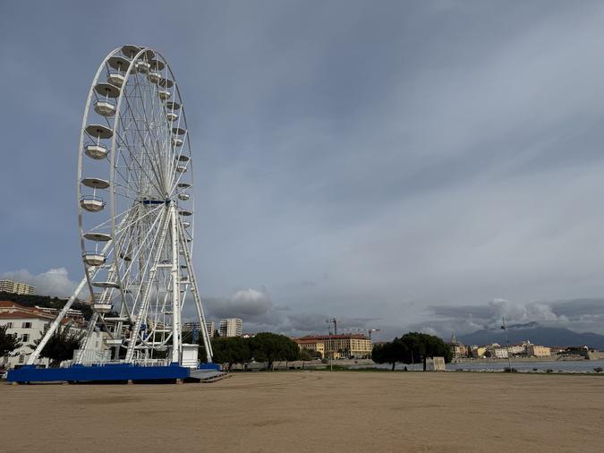 Ajaccio : la grande roue fait son grand retour et inaugure un Noël réinventé Ajaccio : la grande roue fait son grand retour et inaugure un Noël réinventé