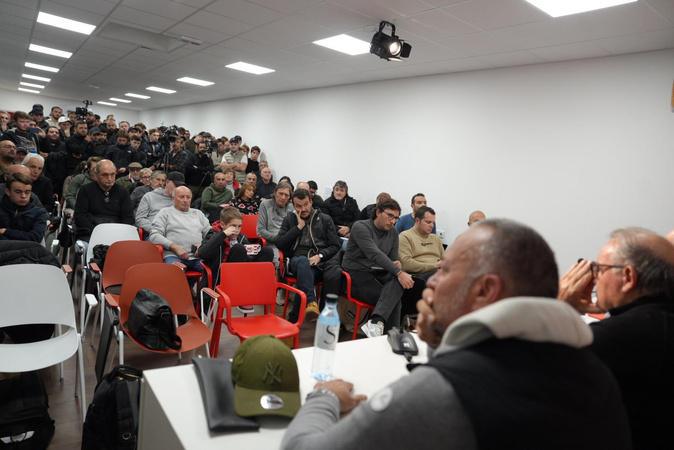 Réunion dirigeants-supporters à l’ACA : « Il manque 3,5 millions d’euros pour finir la saison » Réunion dirigeants-supporters à l’ACA : « Il manque 3,5 millions d’euros pour finir la saison »