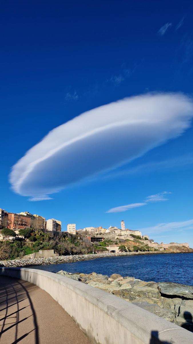 Météo : l'énorme nuage lenticulairs de Bastia Météo : l'énorme nuage lenticulairs de Bastia