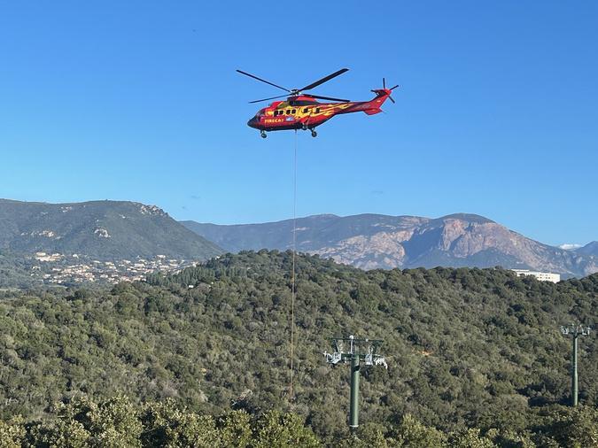 Ajaccio : un Super Puma pour héliporter les pylônes du futur téléporté Angelo Ajaccio : un Super Puma pour héliporter les pylônes du futur téléporté Angelo