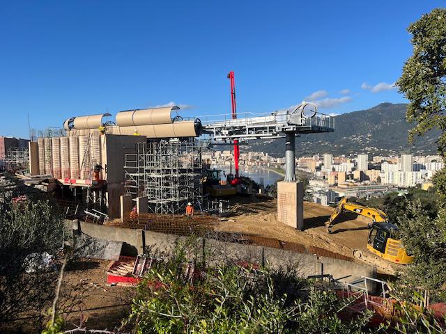 Ajaccio : un Super Puma pour héliporter les pylônes du futur téléporté Angelo Ajaccio : un Super Puma pour héliporter les pylônes du futur téléporté Angelo