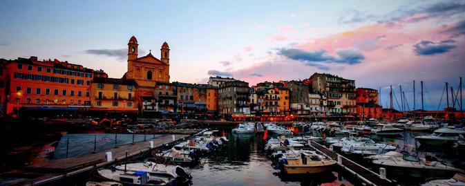 La photo du jour : le vieux-port de Bastia en fin d'après-midi