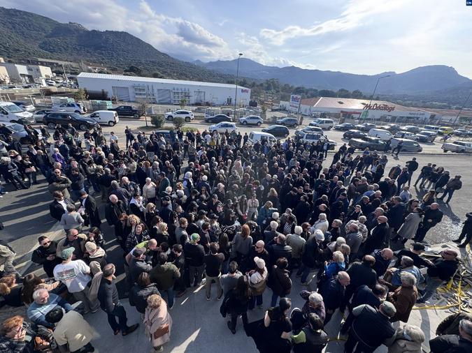 Incendie de la boulangerie Spiga de Curbara : des centaines de personnes rassemblées autour de Jean-Charles Canioni Incendie de la boulangerie Spiga de Curbara : des centaines de personnes rassemblées autour de Jean-Charles Canioni