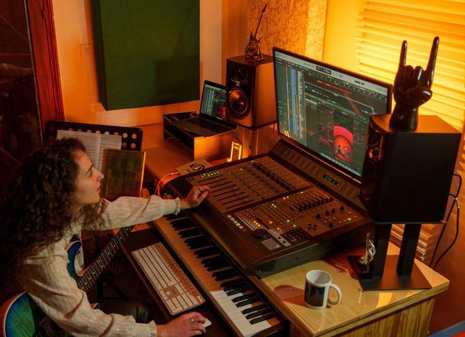 Aleria : premier album de rock progressif et de métal pour la guitariste et compositrice Chiara Manenti Aleria : premier album de rock progressif et de métal pour la guitariste et compositrice Chiara Manenti