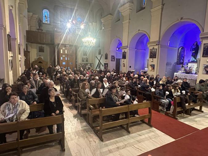 Sur les routes de Corse, la ferveur populaire accompagne les reliques de saint Antoine Sur les routes de Corse, la ferveur populaire accompagne les reliques de saint Antoine