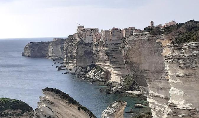 Maisons évacuées à Bonifacio pour risque d'effondrement : les arrêtés préfectoraux rétablis en appel Maisons évacuées à Bonifacio pour risque d'effondrement : les arrêtés préfectoraux rétablis en appel