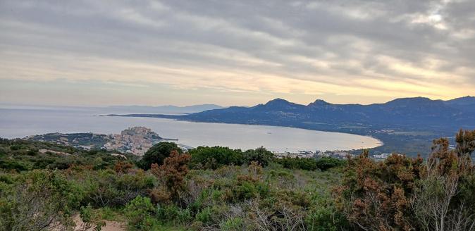 A màghjina : A Serra guarda Calvi