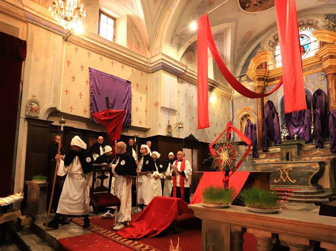 Vendredi Saint : à Corte on remet le Christ en croix…