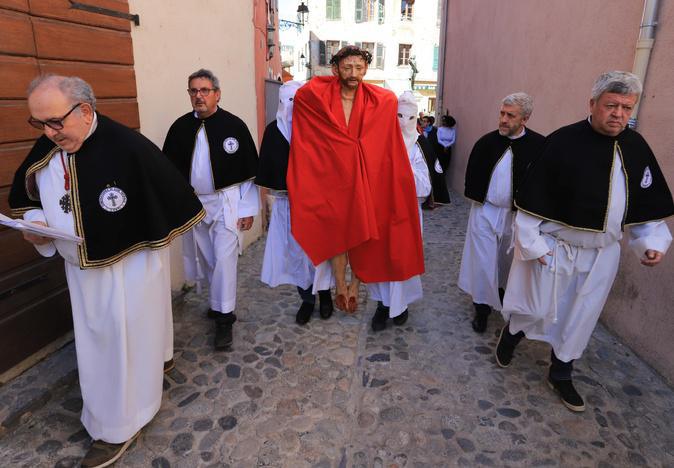 Vendredi Saint : à Corte on remet le Christ en croix…