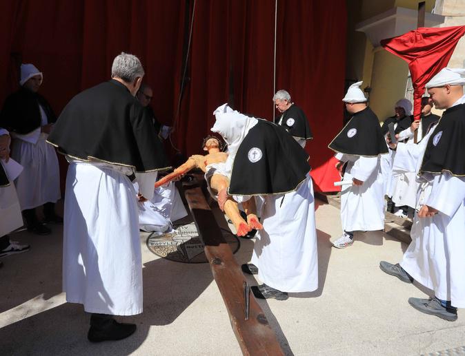 Vendredi Saint : à Corte on remet le Christ en croix…