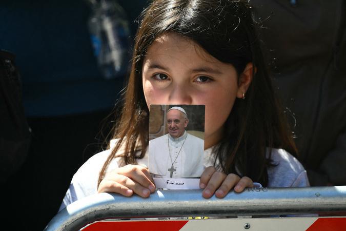 Rome : Applaudissements et acclamations pour les adieux au "pape proche des plus petits"