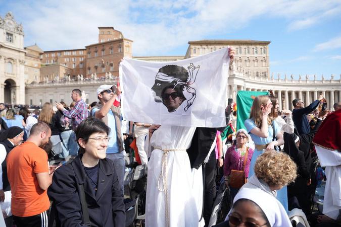 EN IMAGES - À Rome, 1 200 Corses participent à la messe inaugurale du pape Léon XI