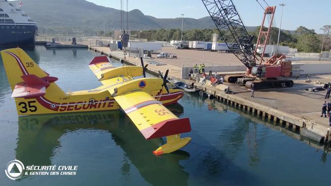 VIDEO - Porto-Vecchio : le Canadair a été remis à flot et mis en sécurité