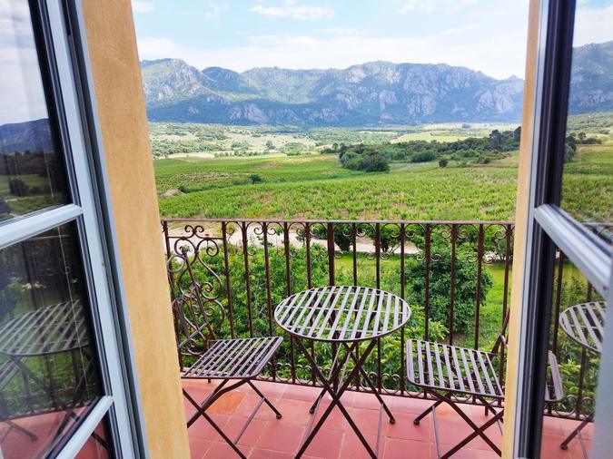 Un hôtel-restaurant planté au milieu des vignes : la belle histoire familiale du domaine de Saparale Un hôtel-restaurant planté au milieu des vignes : la belle histoire familiale du domaine de Saparale