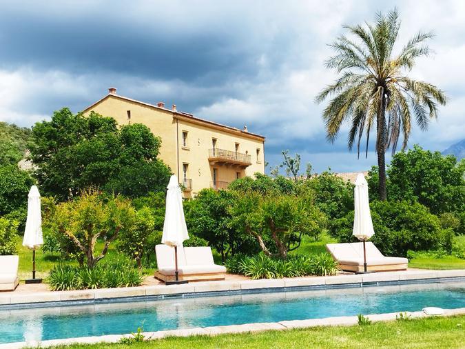 Un hôtel-restaurant planté au milieu des vignes : la belle histoire familiale du domaine de Saparale Un hôtel-restaurant planté au milieu des vignes : la belle histoire familiale du domaine de Saparale