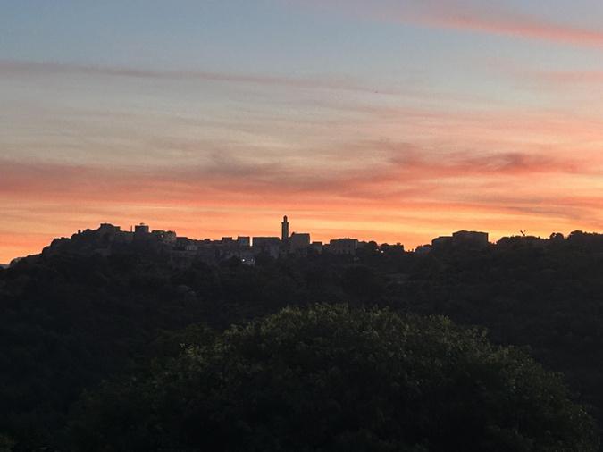 A màghjina : Montemaiò sott'à u focu di u tramontu