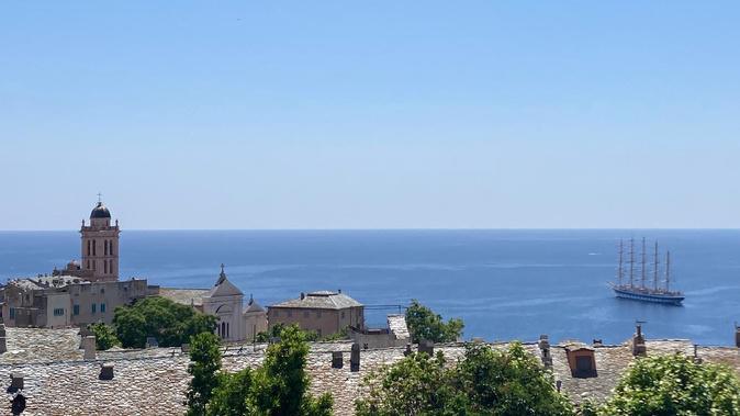 Le majestueux "Royal Clipper" jette l’ancre face à la citadelle de Bastia