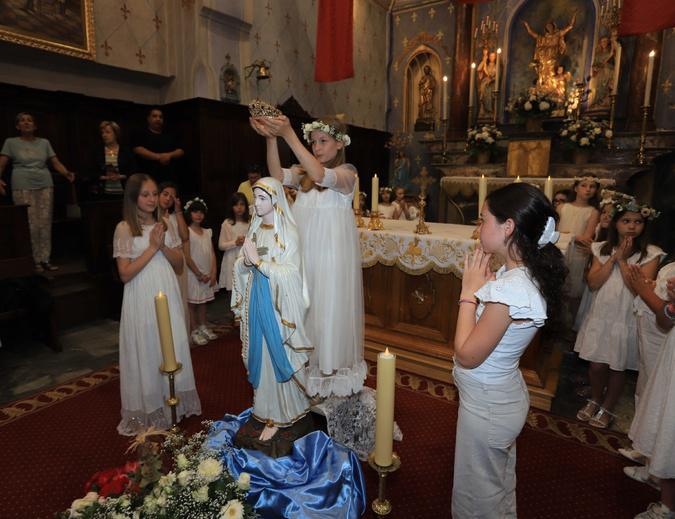 A Corte, on a respecté la tradition du couronnement de la Vierge